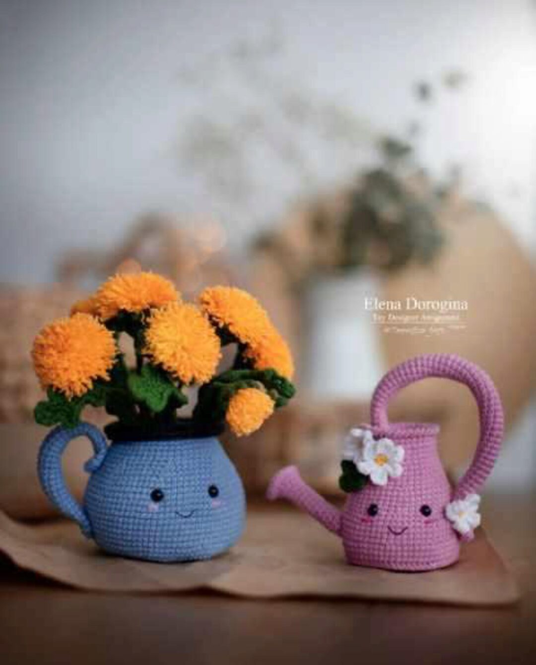 Одуванчики в кружке и лейка (Елена Дорогина)