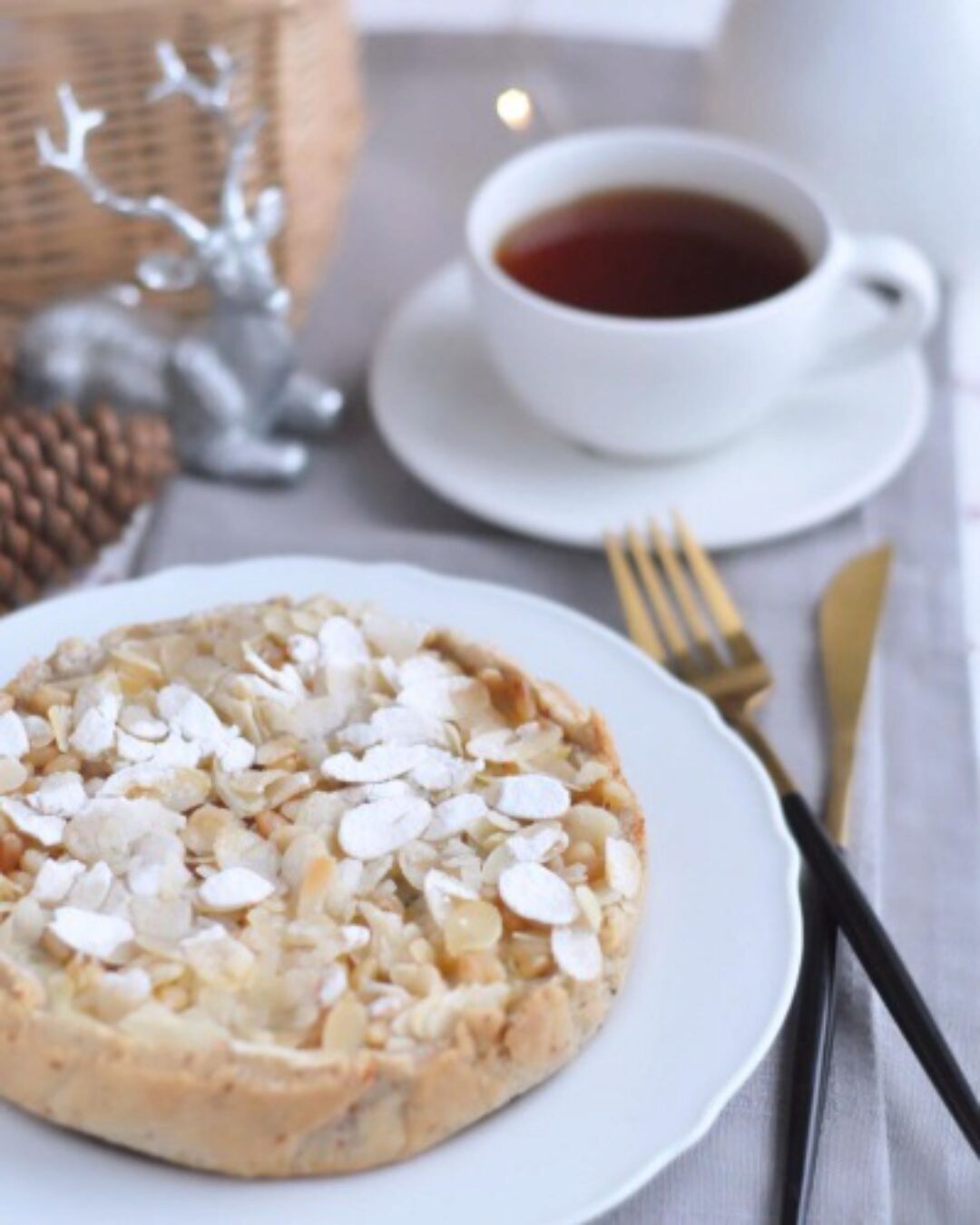 Пирог с грушей, дорблю, нежным кремом, кедровыми орешками и миндальными лепестками (tauluba)