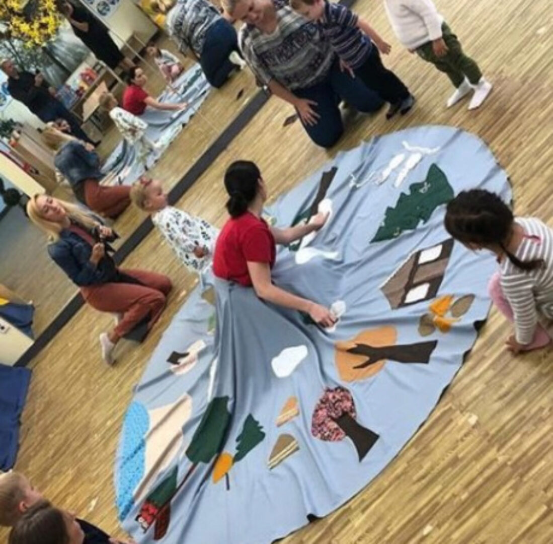 Песенки с движением, песенки с парашютом (Анастасия Логачевская)