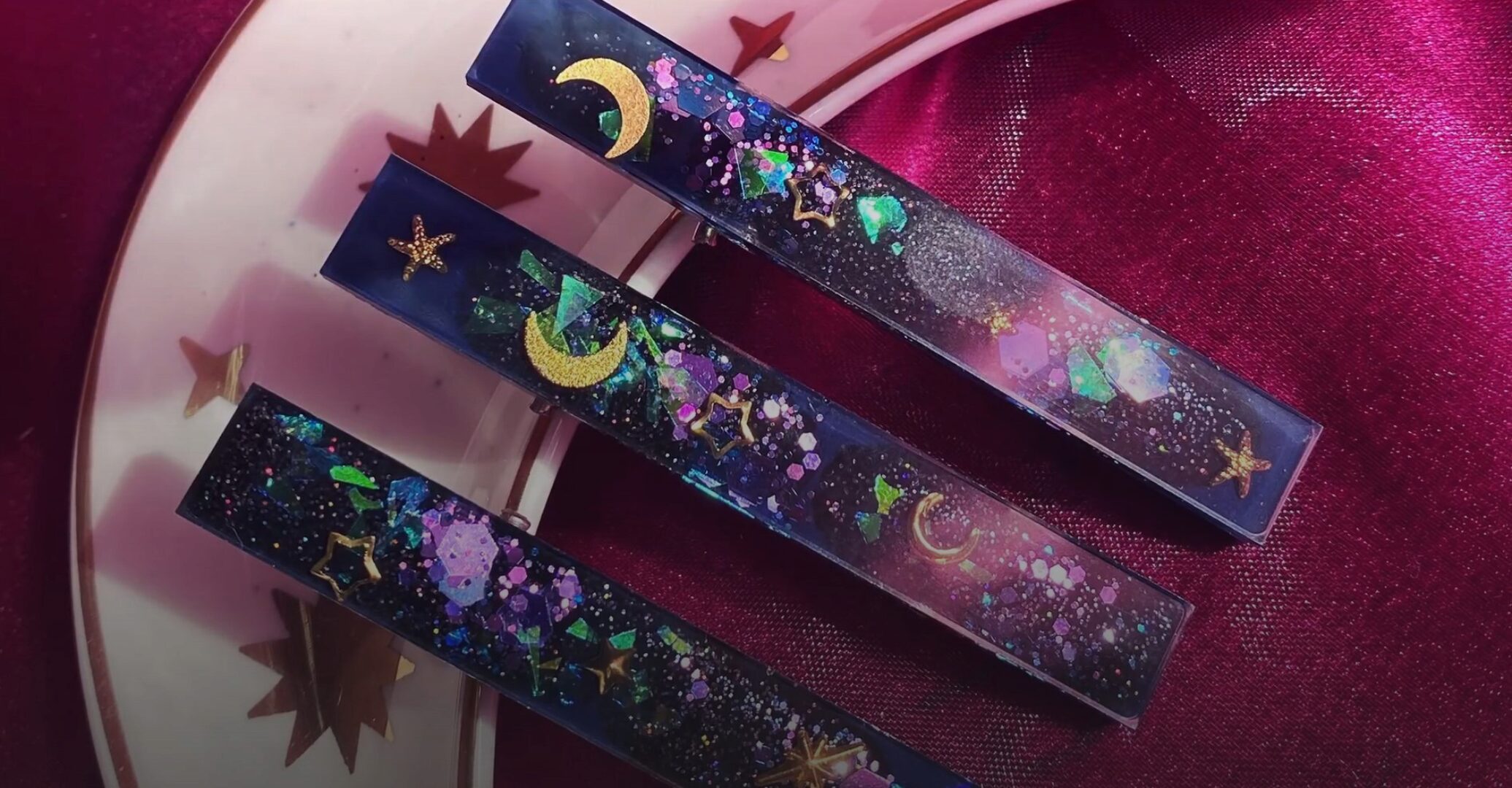 [Domestika] Дизайн ювелирных изделий из смолы (Миа Уинстон-Харт)