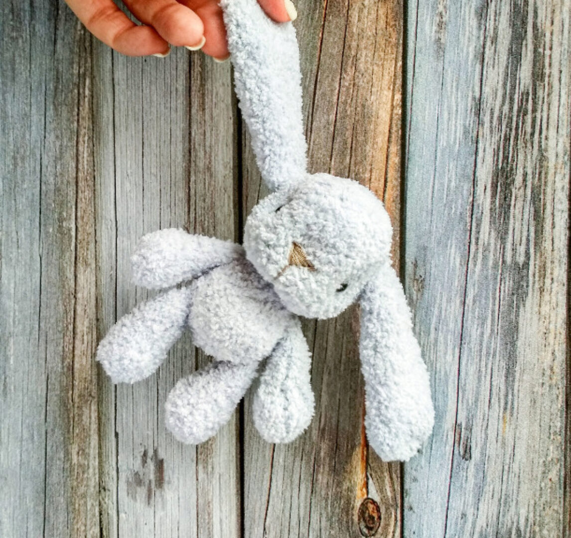 [knitbymarynik] Плюшевый зайка с длинными ушами. Спицы (Мария Никулина)