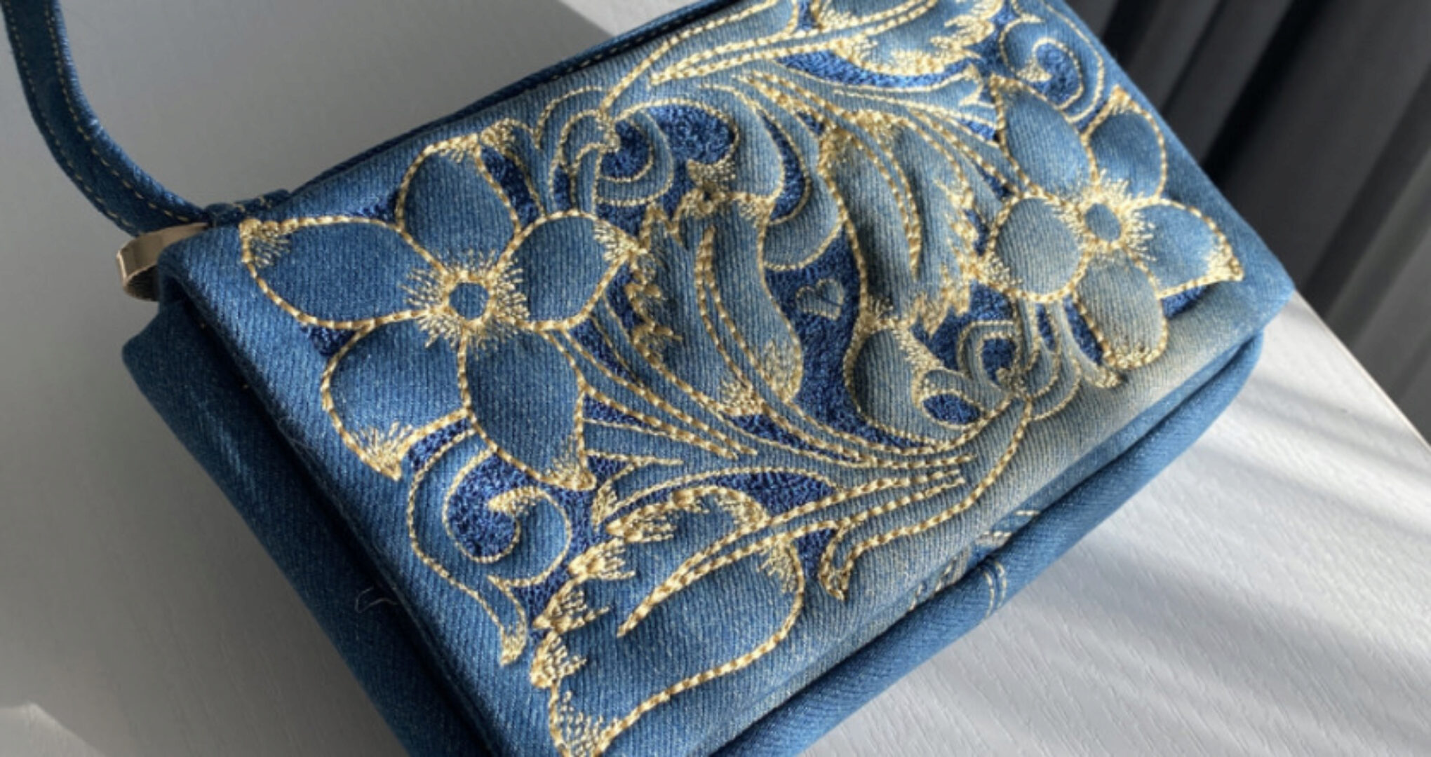 [Стёжка] Стеганая джинсовая сумочка с завораживающим объемным рисунком на ткани (Валентина Букеева)